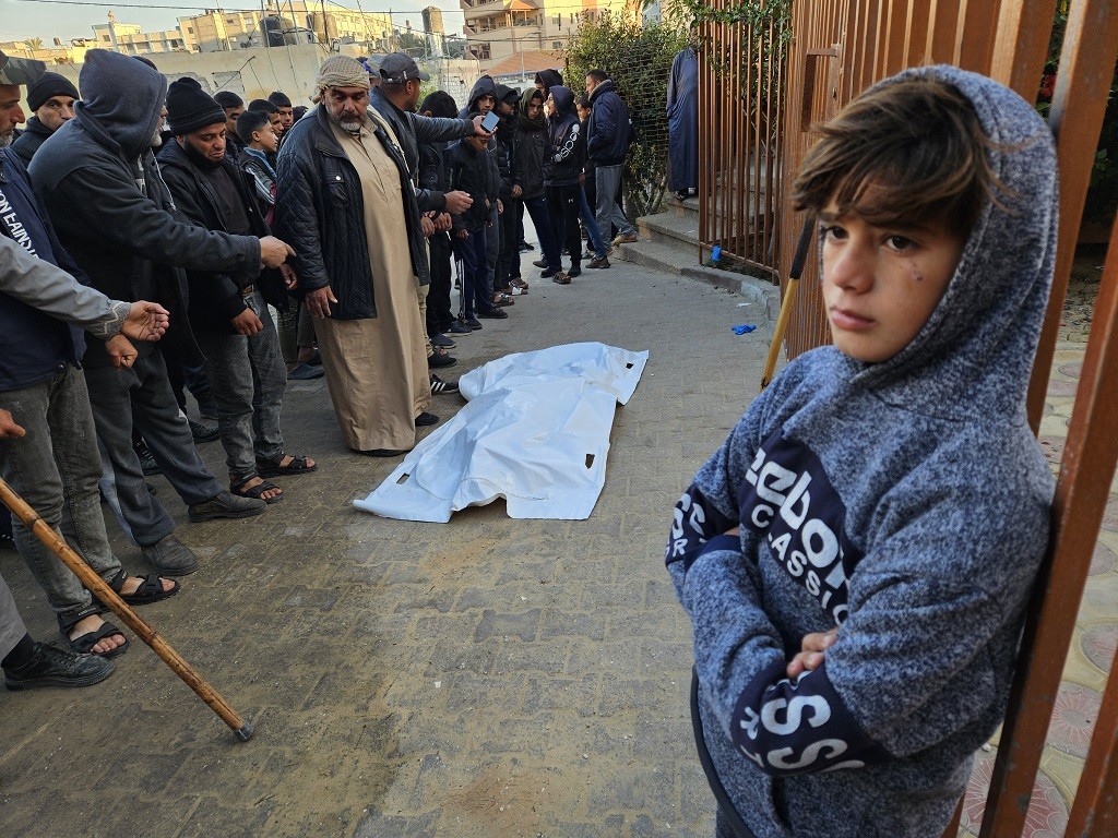 14 شهيدًا وإصابات جراء قصف الاحتلال مقهى ومنزلاً وسط وجنوب قطاع غزة