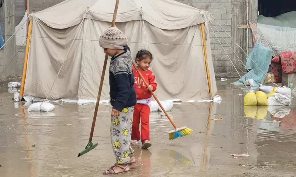 الدفاع المدني بغزة: مياه الأمطار غمرت 1542 خيمة بالقطاع خلال يومين