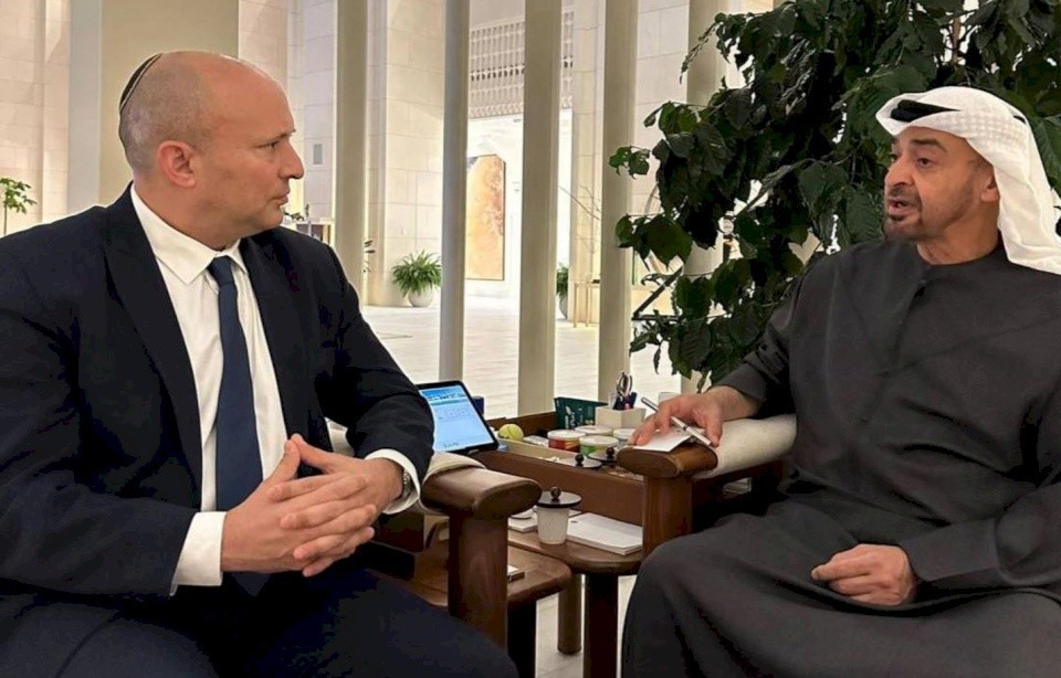 رئيس الوزراء الإسرائيلي السابق يلتقي بن زايد في أبو ظبي