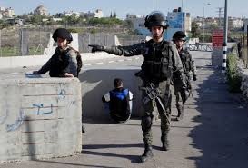 الاحتلال يعتقل شابين من مدينة سلفيت