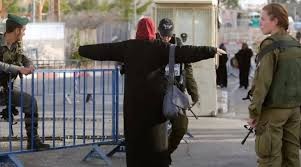 استشهاد فلسطينية عند حاجز عسكري قرب الخليل