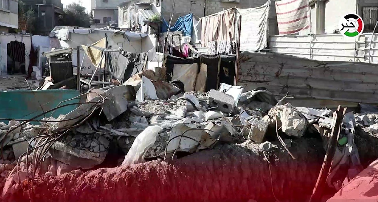 بالفيديو: عائلة تعود لبيتها المُهدم في مخيم البريج وسط قطاع غزة رغم الدمار الواسع