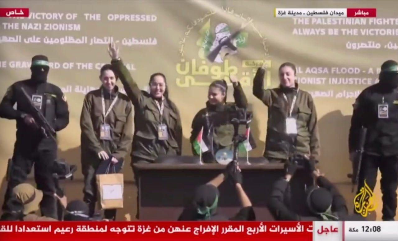 بالفيديو: مجندات الاحتلال الأربع يشكرن "القسام" بالعربية قبيل عملية التبادل