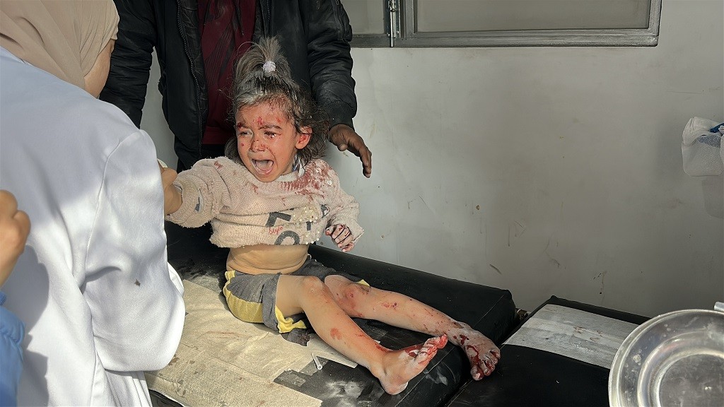 استشهاد مواطن وزوجته وأطفالهم الثلاثة في قصف للاحتلال جنوب قطاع غزة