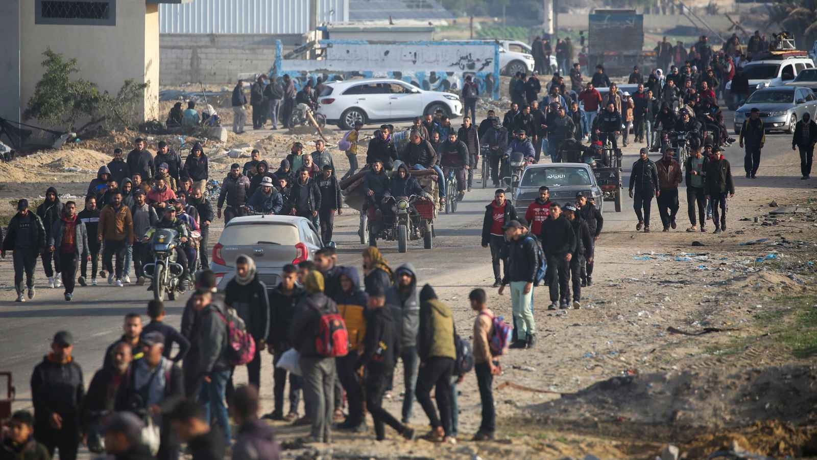 صحيفة عبرية: إسرائيل تجري مناقشات حول تهجير سكان غزة إلى دولة ثالثة