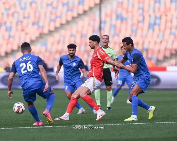 بالصور : الأهلي يقتنص صدارة الدوري المصري بعبور سموحة