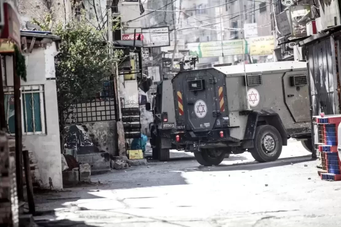 الاحتلال يعتقل مواطنين من بلدة بيت اولا ويقتحم مدينة الخليل