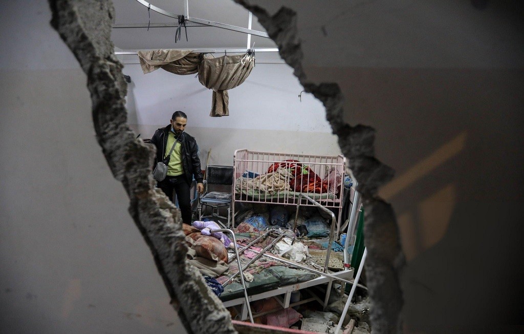 الاحتلال يُحاصر مستشفى الأندونيسي ويُطالب المتواجدين داخله بإخلائه فورًا