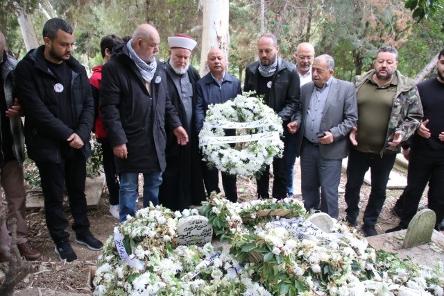 أبو هولي يقدم التعازي برحيل المناضل ناظم اليوسف ويضع إكليلًا من الزهور على ضريحه