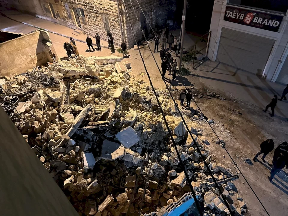 الاحتلال يهدم ستة منازل ومطعما ومصلى في عدة محافظات بالضفة بما فيها القدس