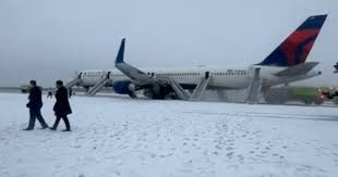 تعطل آلاف الرحلات الجوية بسبب عاصفة شتوية في جنوب الولايات المتحدة