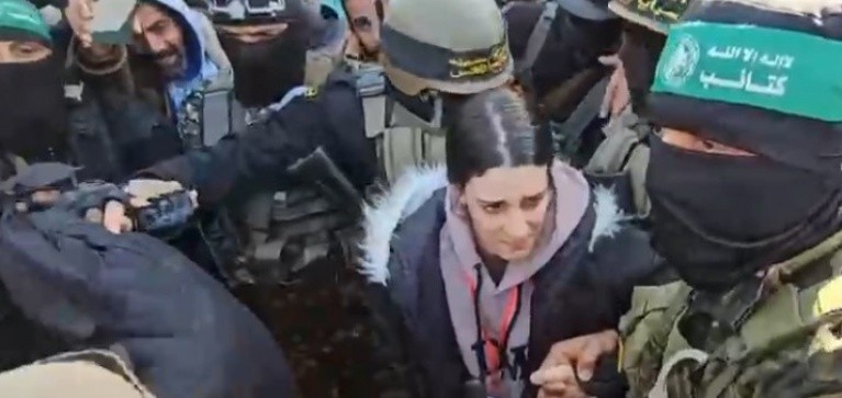 صور المقاومة في غزة تثير جنون قادة الاحتلال .. "إسرائيل" توقف عملية الإفراج عن الأسرى