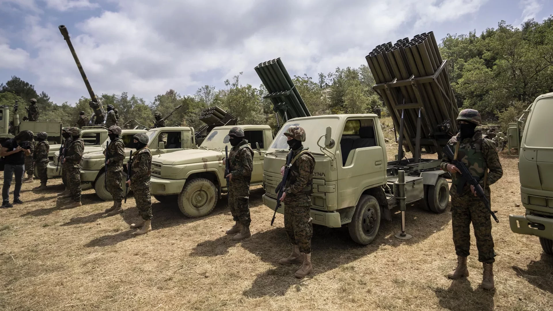 جيش الاحتلال يزعم رصده لعناصر من حزب الله وهم ينقلون وسائل قتالية جنوب لبنان