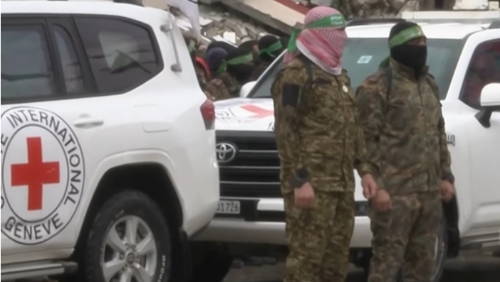 وصول مركبات الصليب الأحمر إلى ميدان تسليم أسيرين إسرائيليين في رفح