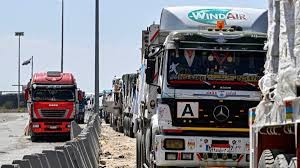 الاحتلال يستمر بعرقلة شاحنات مساعدات غزة ويؤجل سفر المرضى