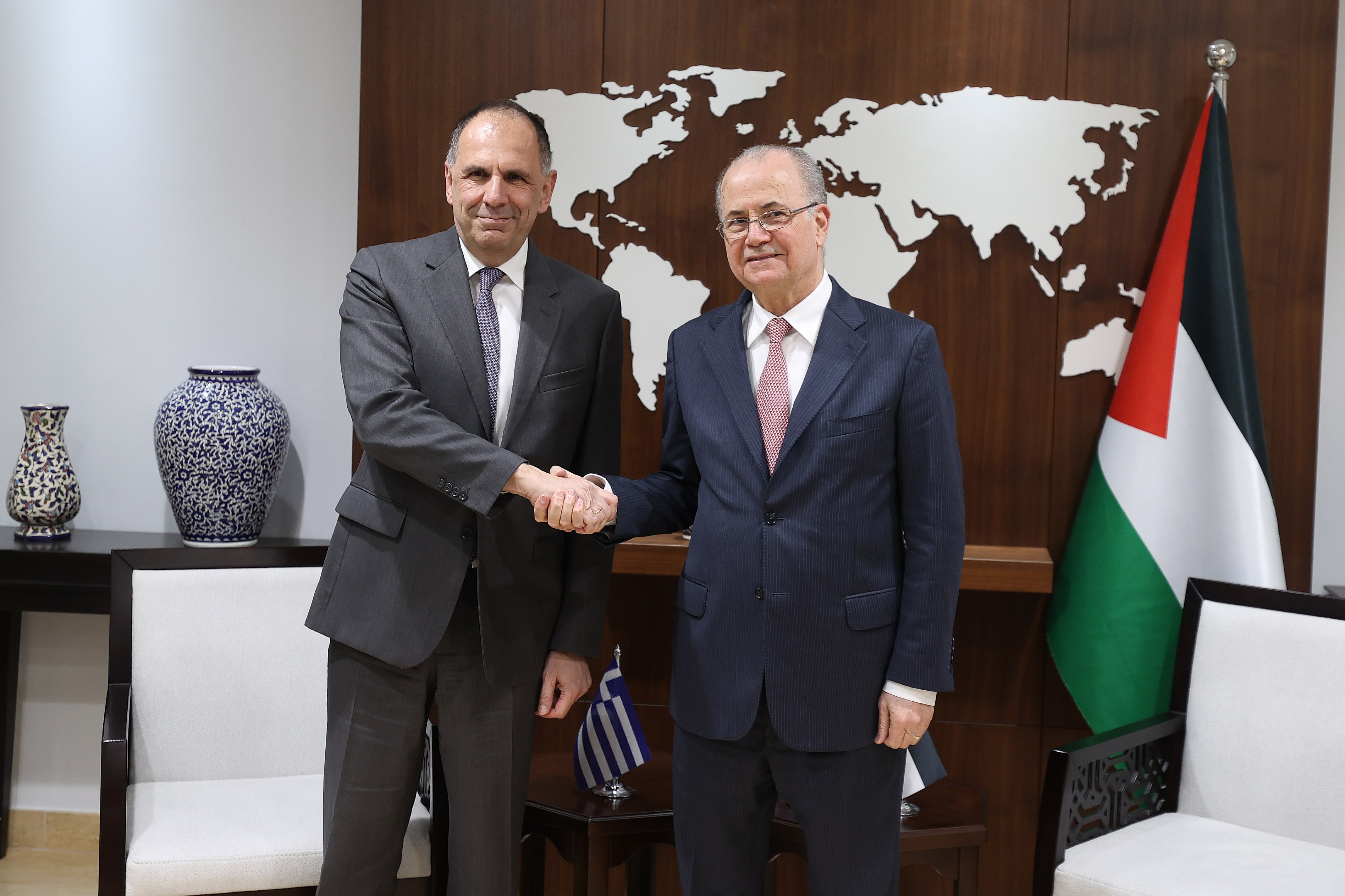 رئيس الوزراء يُطلع وزير خارجية اليونان على مستجدات الأوضاع في فلسطين