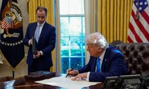 ترمب يوقع أمرا تنفيذيا بانسحاب أميركا من مجلس حقوق الإنسان و"الأونروا"