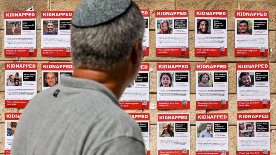 عائلات الأسرى الإسرائيليين بغزة تعلن الإضراب عن الطعام 500 دقيقة