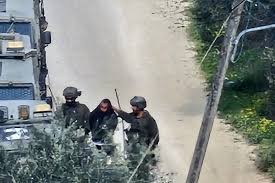 الاحتلال يعتقل 3 شبان بينهم جريحان من كفر عقب بالقدس