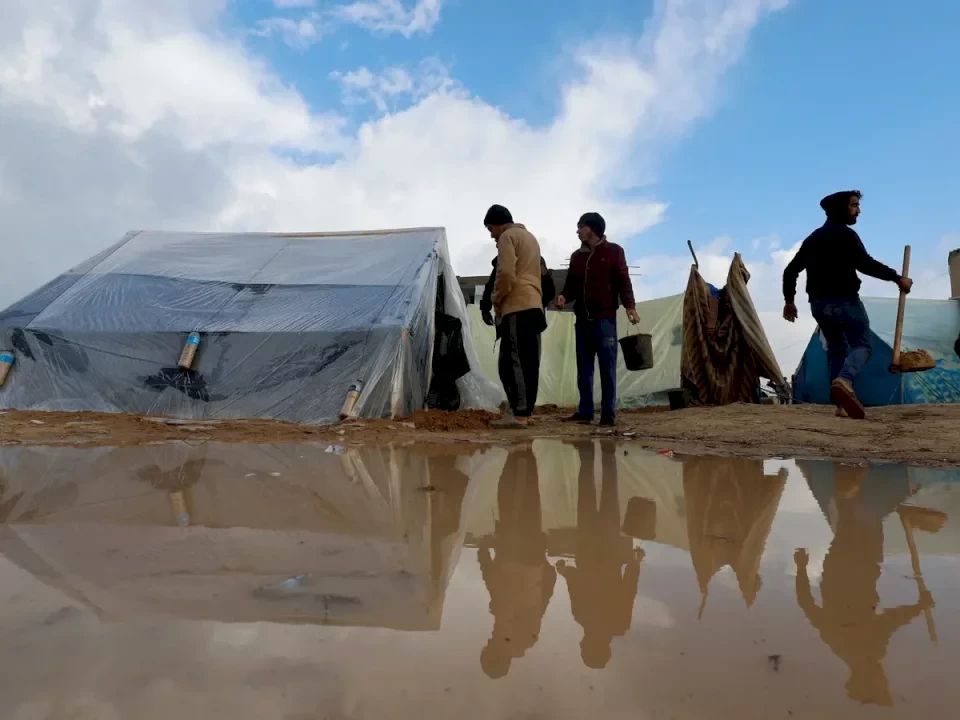 المنخفض في غزة: وفاة مواطن والرياح تقتلع الخيام والأمطار تغرقها