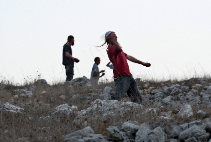 إصابة 15 مواطنا بهجوم للمستوطنين على قرية المنية في بيت لحم