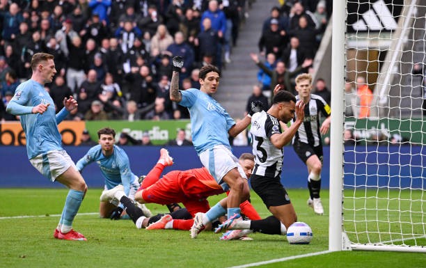 بالصور : نيوكاسل يضمد جراحه برباعية في نوتنجهام