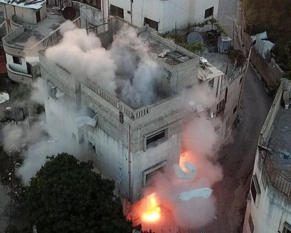 الاحتلال يفجر مخزنا ويعتقل مواطنا من نابلس