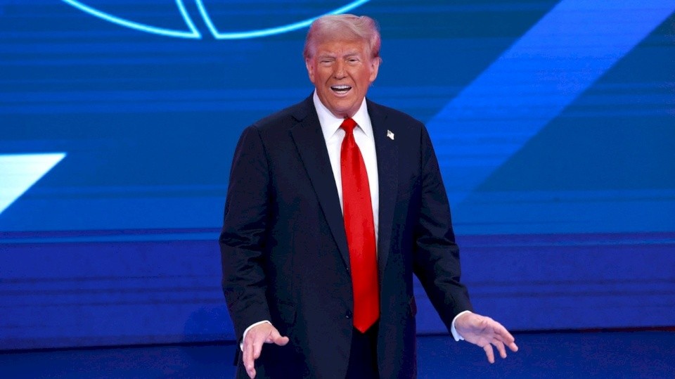 يهذي بلا معنى