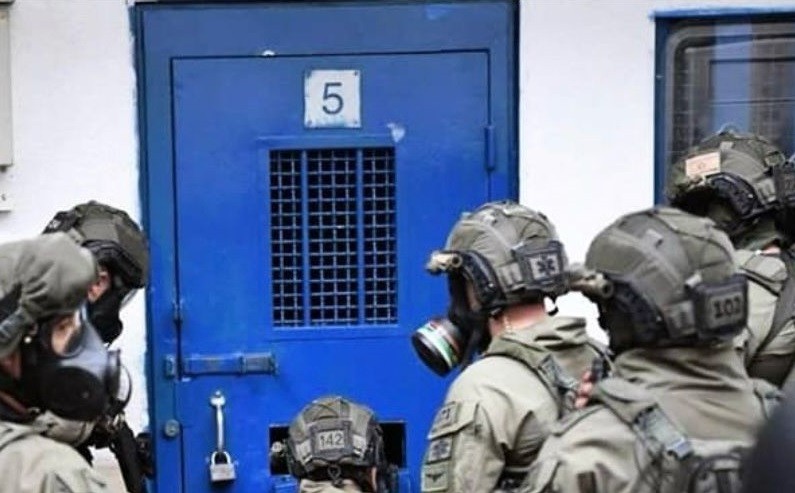 "هيئة الأسرى" ونادي الأسير يحمّلان الاحتلال المسؤولية الكاملة عن مصير آلاف المعتقلين في سجن "عوفر"