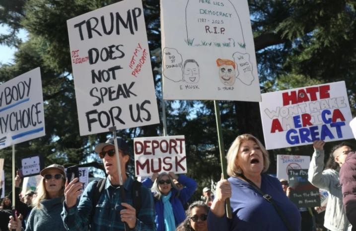 أمريكا.. خروج أول احتجاجات جماعية ضد سياسات ترامب وإيلون ماسك في عدة مدن