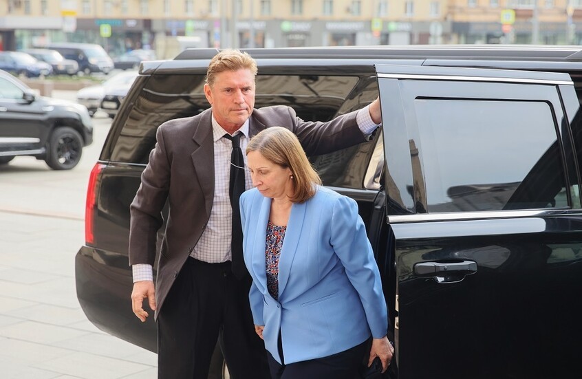 السفيرة الأمريكية لدى موسكو تصل مبنى وزارة الخارجية الروسية