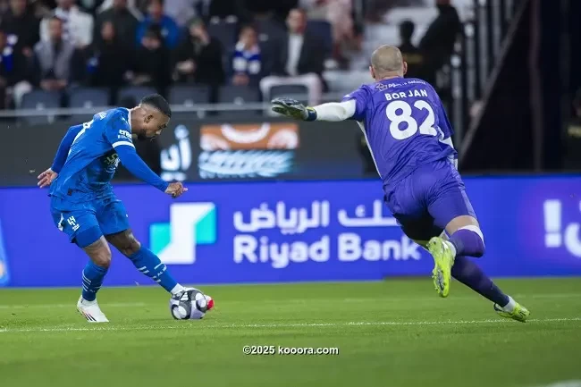 بالصور : الهلال يتعثر أمام الرياض ويؤمن صدارة اتحاد جدة