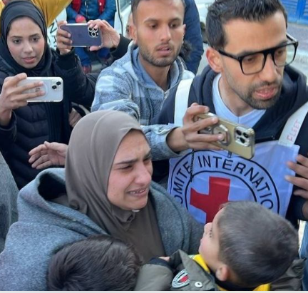 وصول 46 طفلا وامرأتين ضمن تبادل الاسرى.. الان لا يوجد نساء وأطفال في سجون الاحتلال