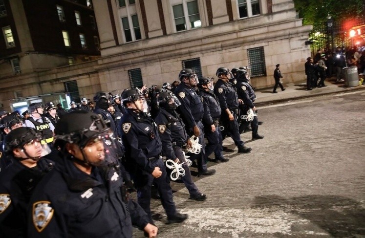 الولايات المتحدة.. متظاهرون مؤيدون للفلسطينيين يشتبكون مع الشرطة خارج حرم جامعة كولومبيا