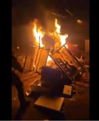 فيديو / قبيل انسحابهم من مفرق الشهداء .. جنود الاحتلال يحرقون تجهيزاتهم العسكرية