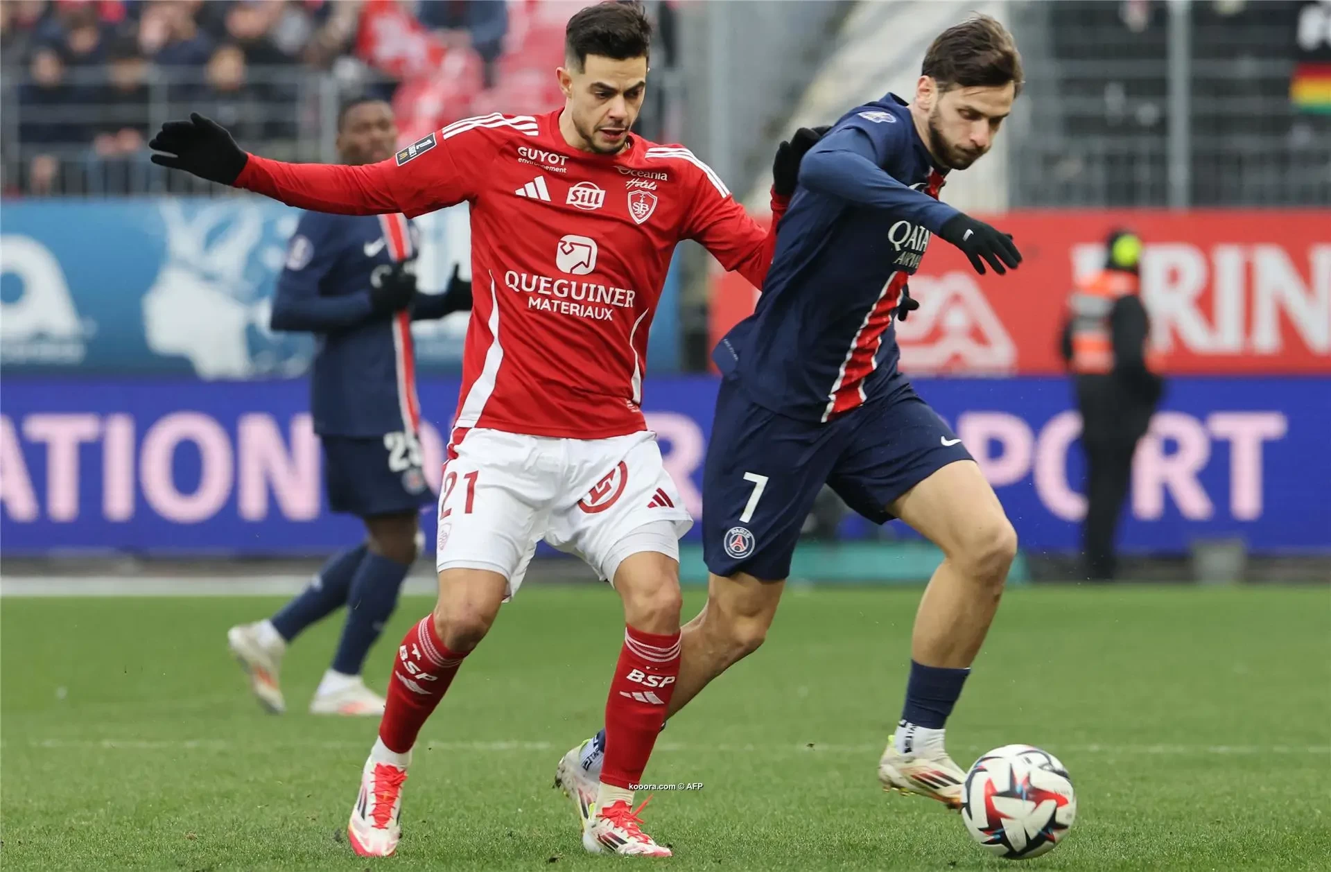 بالصور: باريس يفترس بريست في عقر داره