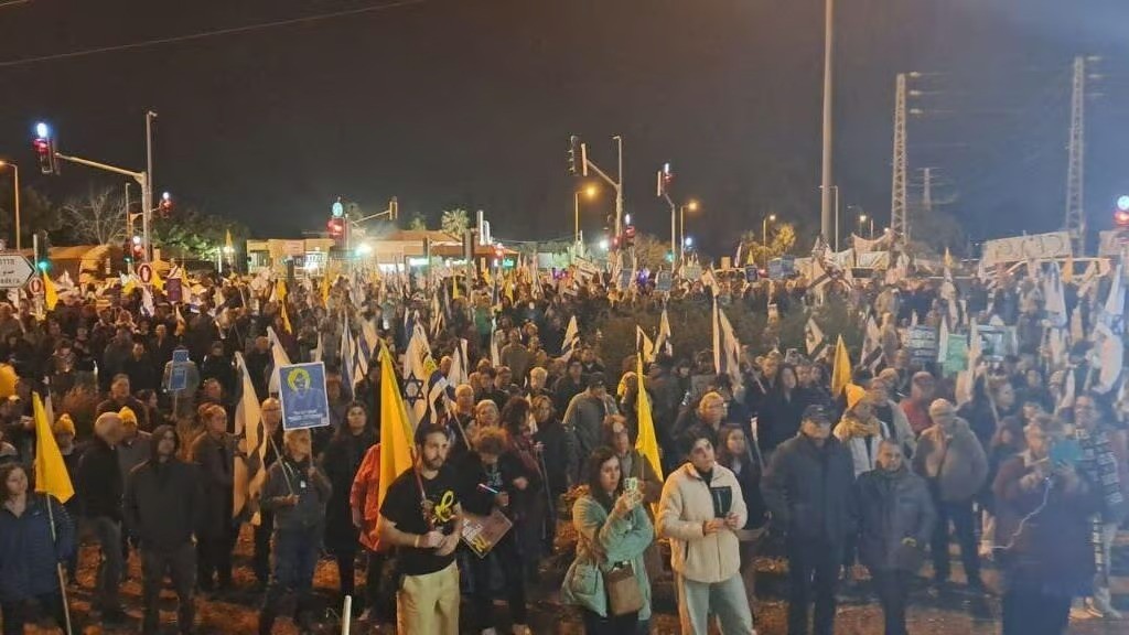 تظاهرة عارمة في "تل أبيب" ضد نتنياهو وتهدد بعصيان مدني