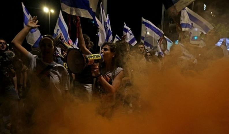 وهو يستعد لحرب أهلية.. اليمين الاسرائيلي للمتظاهرين من اليسار: "سنحرقكم وأولادكم"