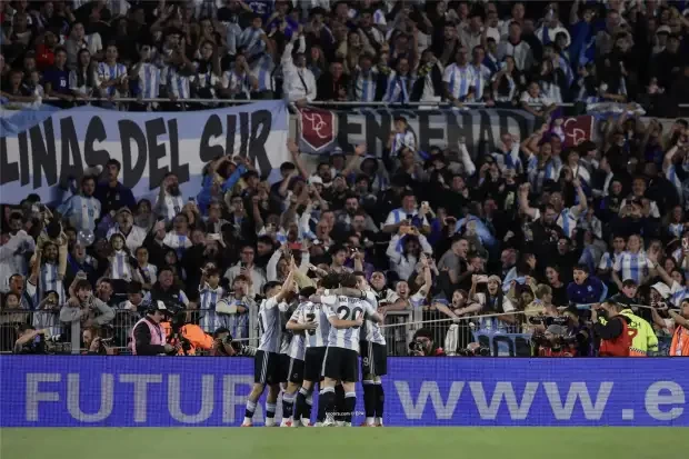 بدون ميسي.. الأرجنتين تقطع لسان رافينيا وتسحق البرازيل برباعية