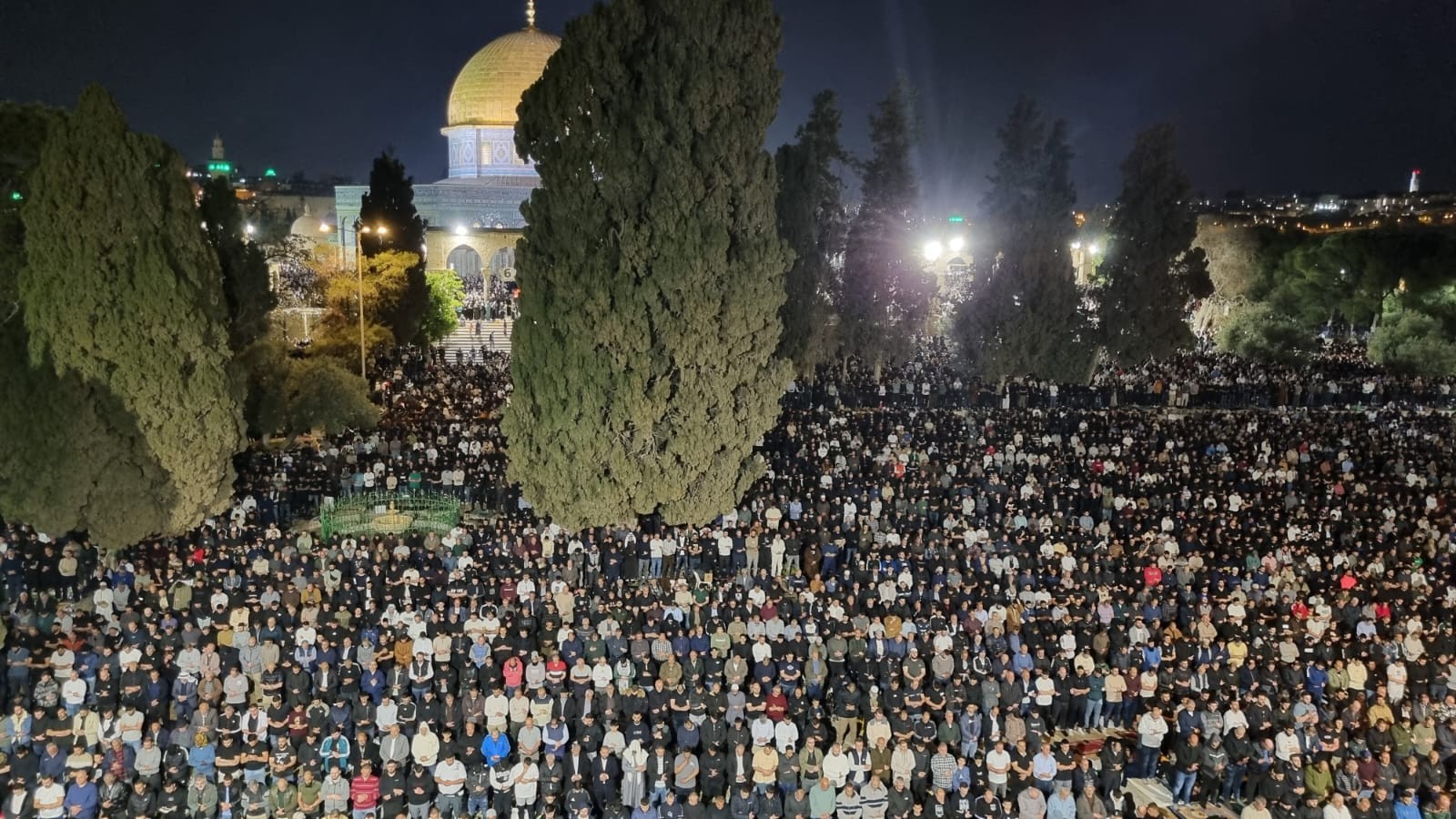 180 ألف مصل يؤدون العشاء والتراويح في المسجد الأقصى المبارك بالقدس المحتلة