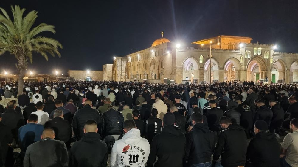 نحو 90 الفاً أدو صلاتي العشاء والتراويح في الأقصى