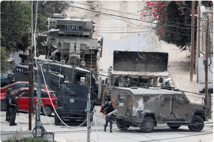 الاحتلال يجبر مواطنين من مخيم نور شمس في طولكرم على ترك منازلهم