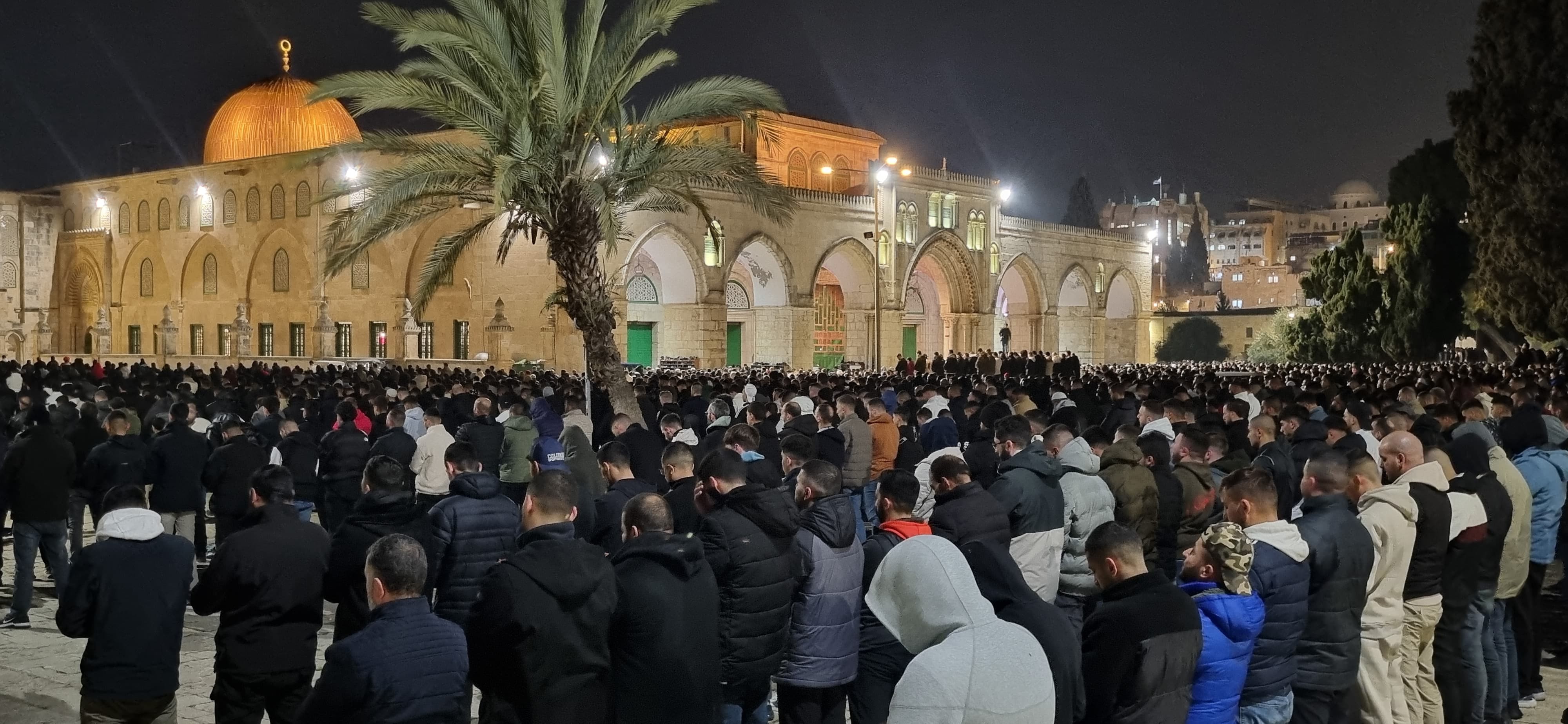 80 ألفا يؤدون صلاتي العشاء والتراويح في المسجد الأقصى