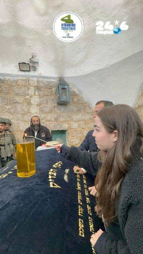 مستعمرون يقتحمون "مقام يوسف" والاحتلال يعتقل مواطنا من نابلس