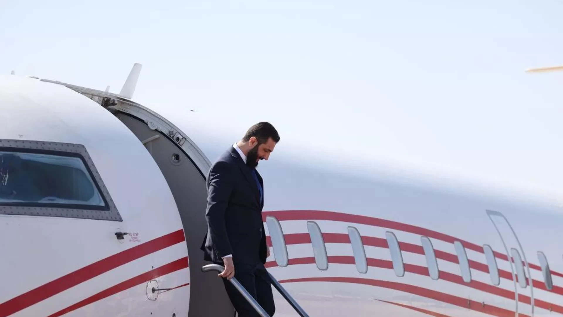 الرئيس الشرع يصل القاهرة للمشاركة في القمة العربية الطارئة