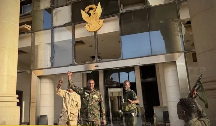 الجيش السوداني يعلن سيطرته على القصر الرئاسي بالخرطوم