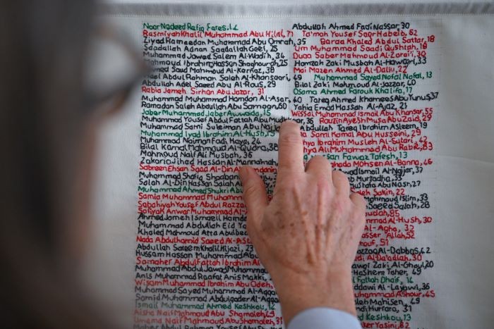 بكل خيط اسم وقصة.. إيرلندية توثّق ضحايا قطاع غزة بالتطريز