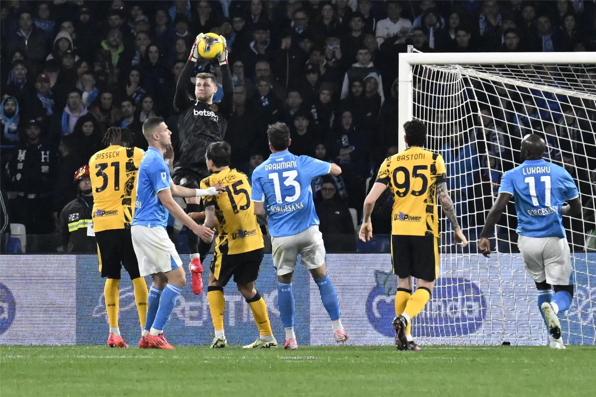 بالصور: نابولي يمنع إنتر ميلان من الهروب بالصدارة