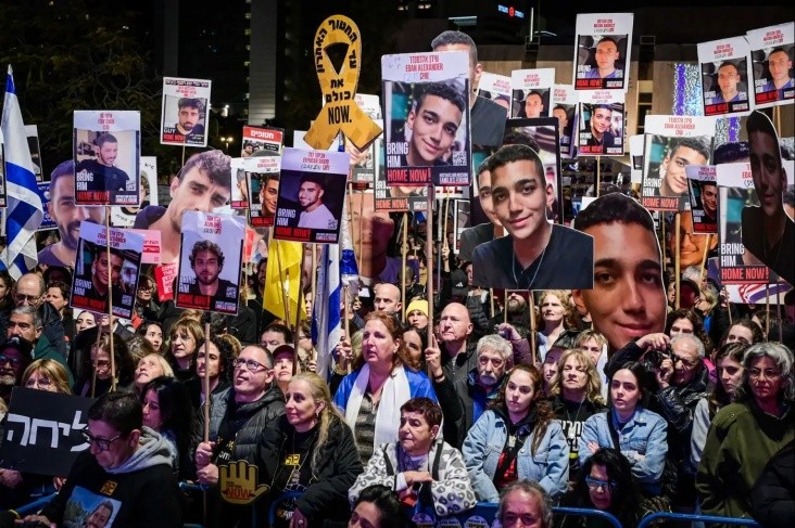 عائلات الأسرى لدى المقاومة: يجب إعادة كل المختطفين دفعة واحدة