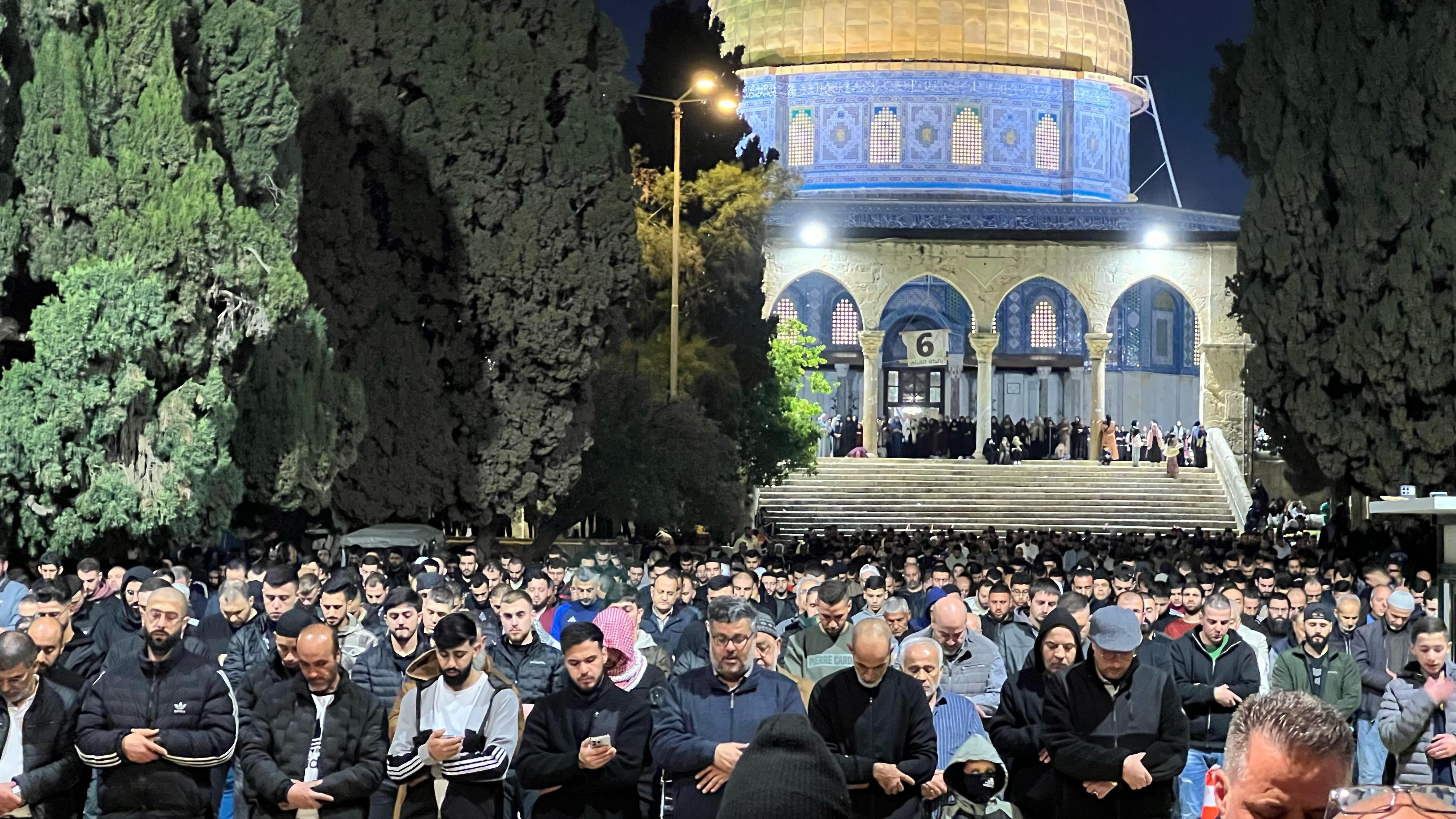 100 ألف يؤدون صلاتي العشاء والتراويح في المسجد الأقصى